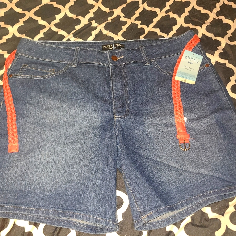 Women's denim short with pink belt